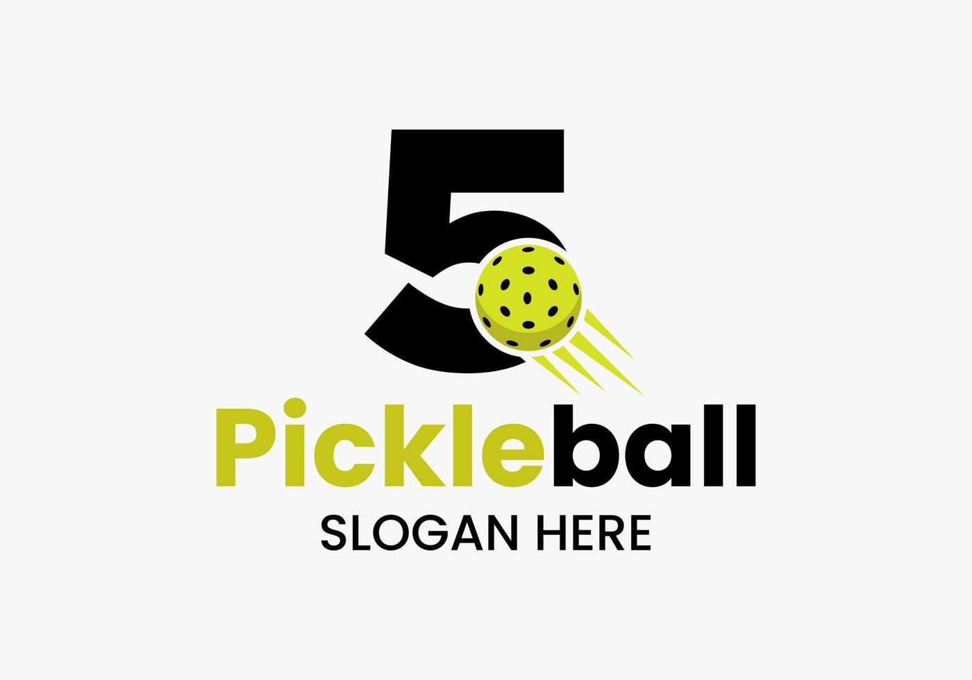 concept de logo lettre 5 pickleball avec symbole de pickleball en mouvement. modèle de vecteur de logo de boule de cornichon