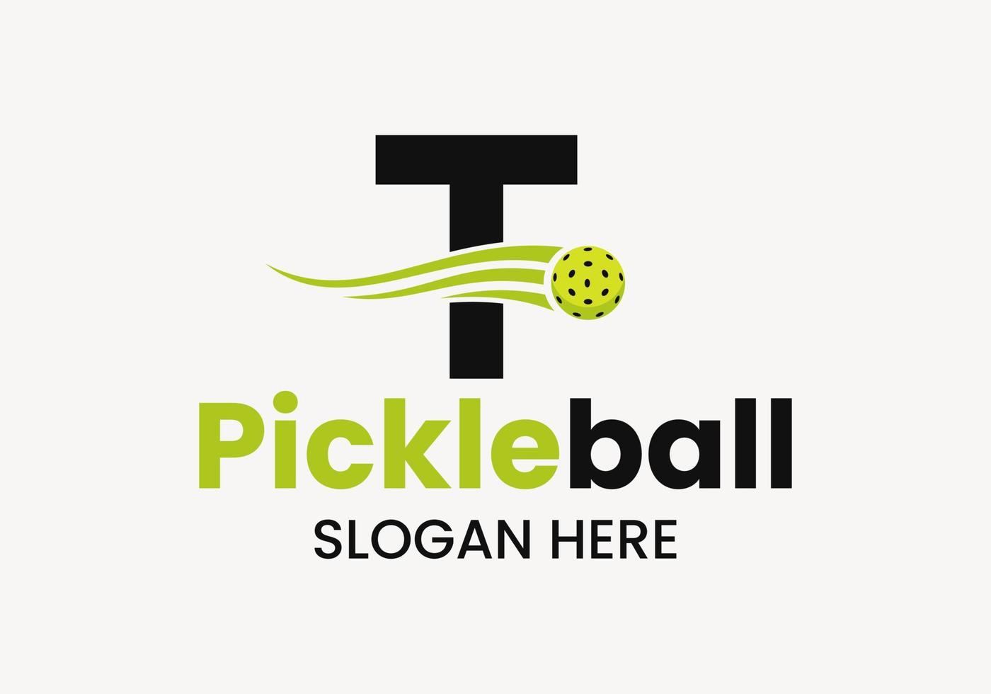 concept de logo lettre t pickleball avec symbole de pickleball en mouvement. modèle de vecteur de logo de boule de cornichon