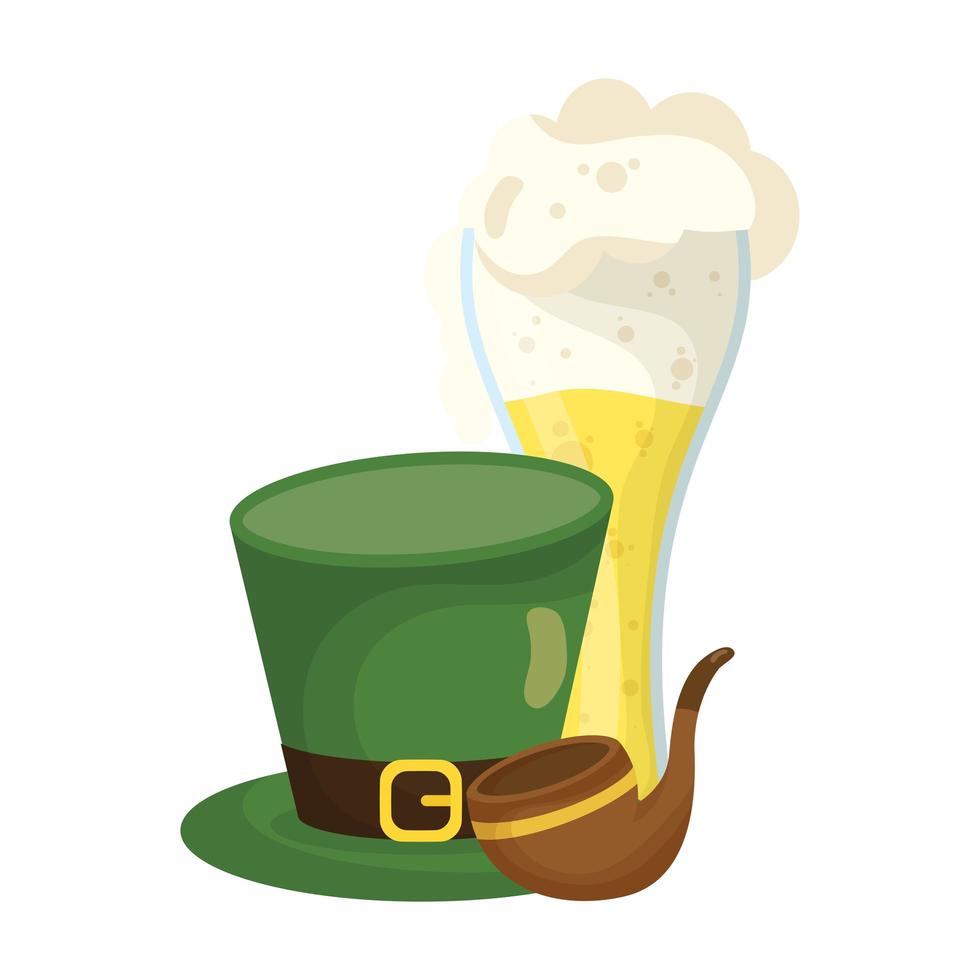 Bière de fête de saint patrick en verre avec chapeau elfe et pipe vecteur