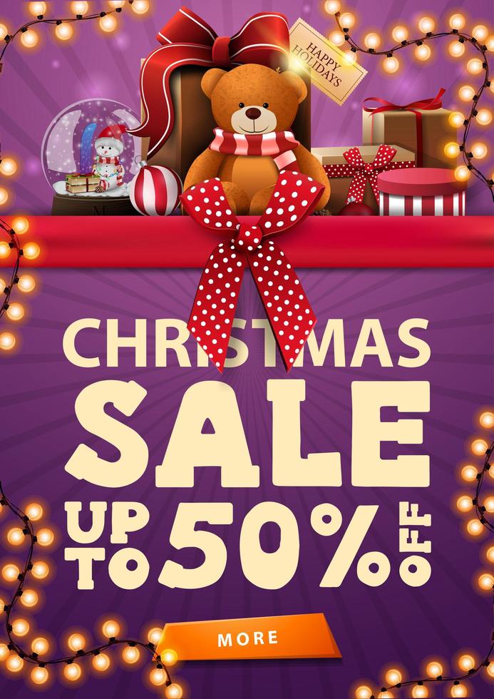 Vente de Noël, jusqu'à 50 rabais, bannière de réduction verticale violette avec ruban horizontal rouge avec noeud, guirlande et cadeaux avec ours en peluche vecteur