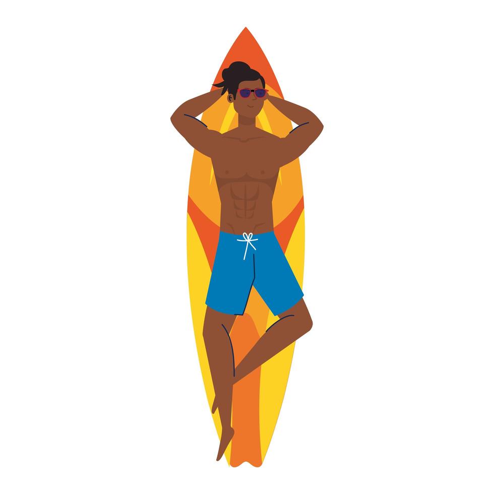 homme afro en short, allongé sur une planche de surf, saison des vacances d'été vecteur