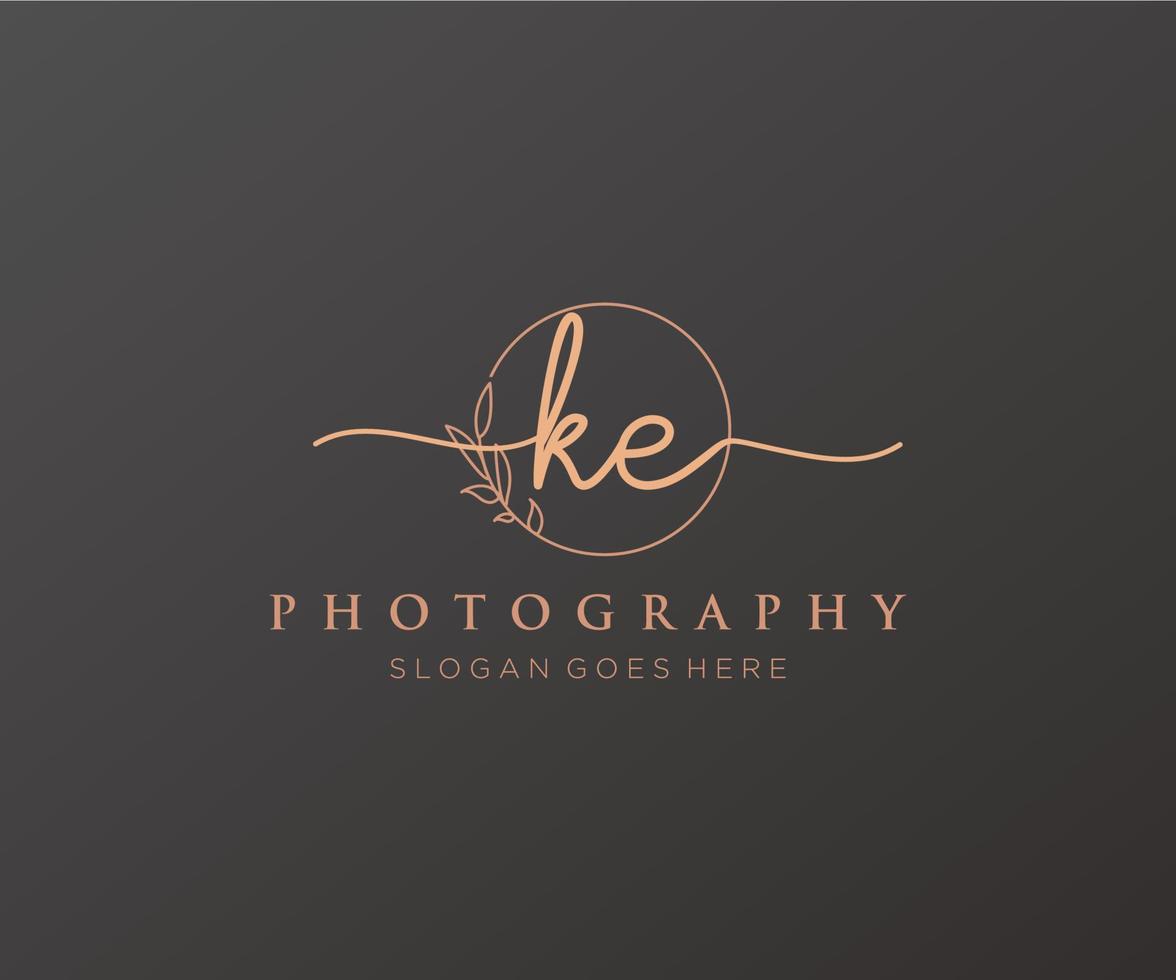 logo féminin initial ke. utilisable pour les logos nature, salon, spa, cosmétique et beauté. élément de modèle de conception de logo vectoriel plat.