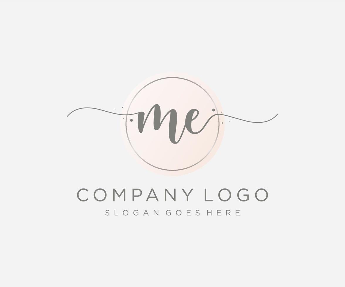 initiale moi logo féminin. utilisable pour les logos nature, salon, spa, cosmétique et beauté. élément de modèle de conception de logo vectoriel plat.