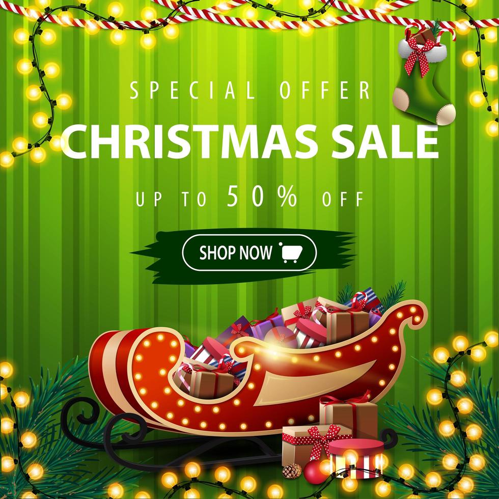 offre spéciale, vente de Noël, jusqu'à 50 rabais, bannière de réduction carrée verte avec rideau sur le fond, guirlandes et traîneau du père Noël avec des cadeaux vecteur