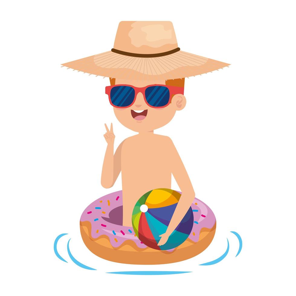 mignon petit garçon avec flotteur donut et ballon de plage vecteur