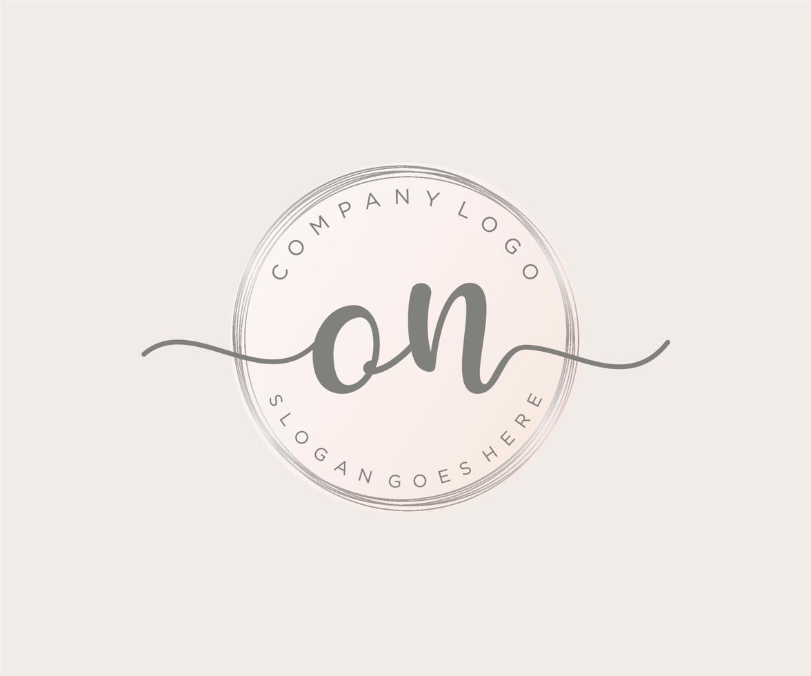 initiale sur le logo féminin. utilisable pour les logos nature, salon, spa, cosmétique et beauté. élément de modèle de conception de logo vectoriel plat.