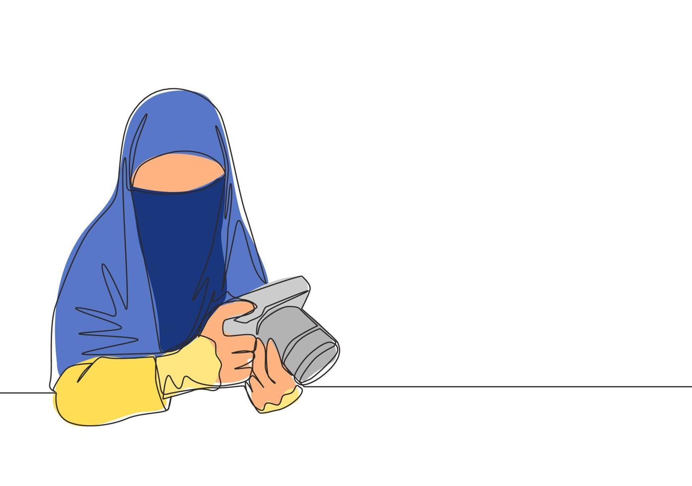 un continu ligne dessin de Jeune content saoudien arabe muslimah portant burqa tandis que en portant dslr caméra. traditionnel islamique femme niqab robe concept Célibataire ligne dessiner conception vecteur illustration