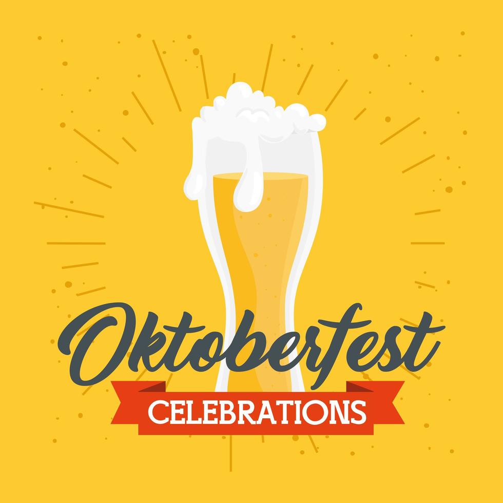 célébration oktoberfest avec verre de bière vecteur