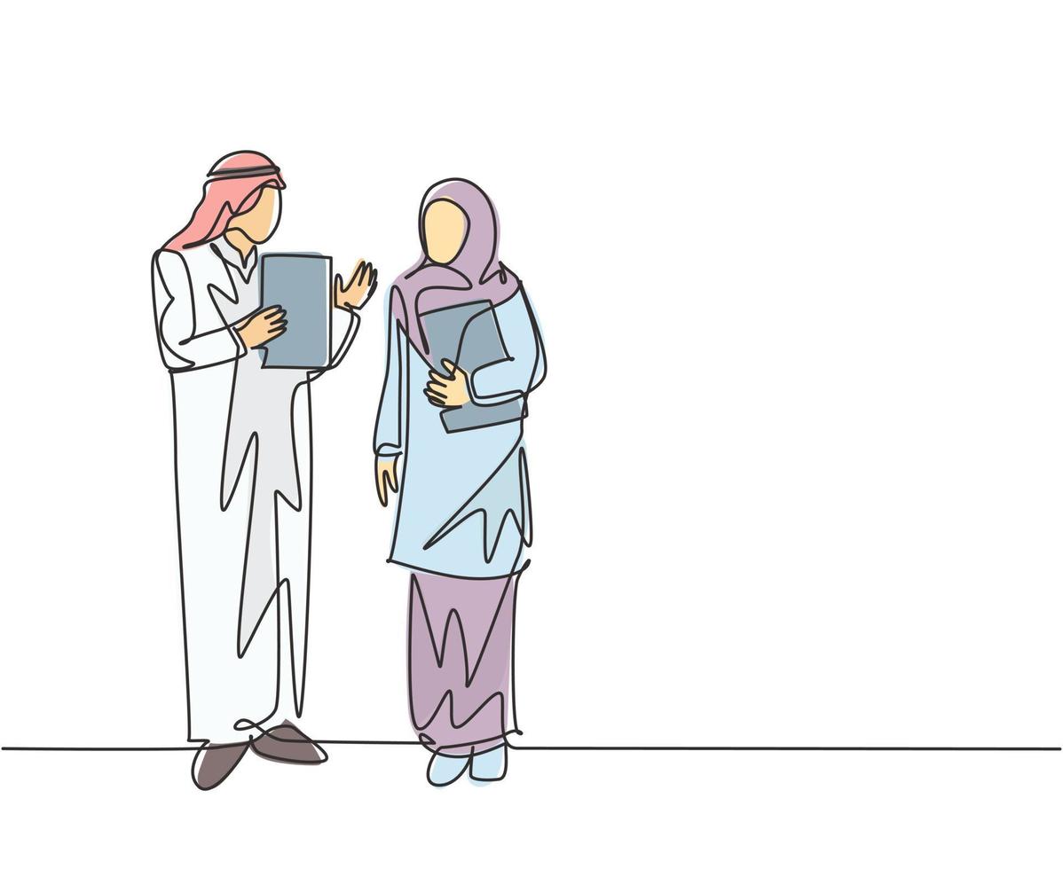 un seul dessin au trait d'un jeune directeur musulman donne un briefing sur l'emploi à l'employée. tissu d'arabie saoudite shmag, kandora, foulard, ghutra. illustration vectorielle de ligne continue dessiner conception vecteur