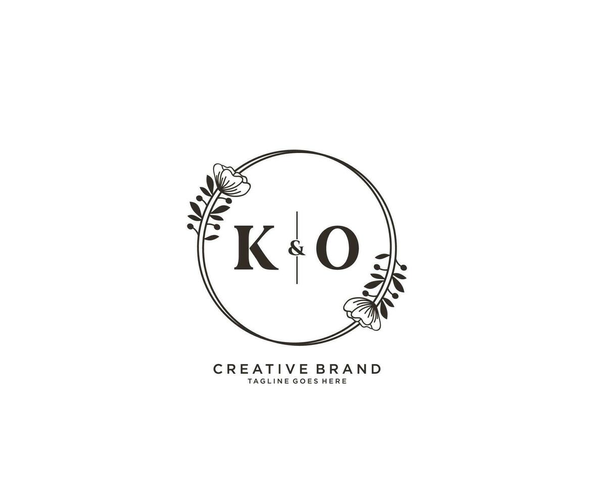 initiale ko des lettres main tiré féminin et floral botanique logo adapté pour spa salon peau cheveux beauté boutique et cosmétique entreprise. vecteur