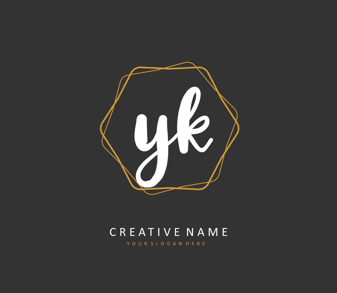 y k oui initiale lettre écriture et Signature logo. une concept écriture initiale logo avec modèle élément. vecteur