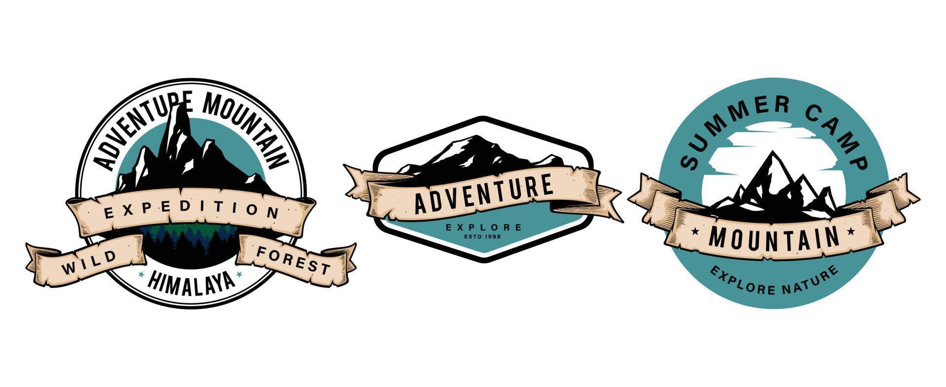 ancien Montagne Étiquettes et badge conception vecteur