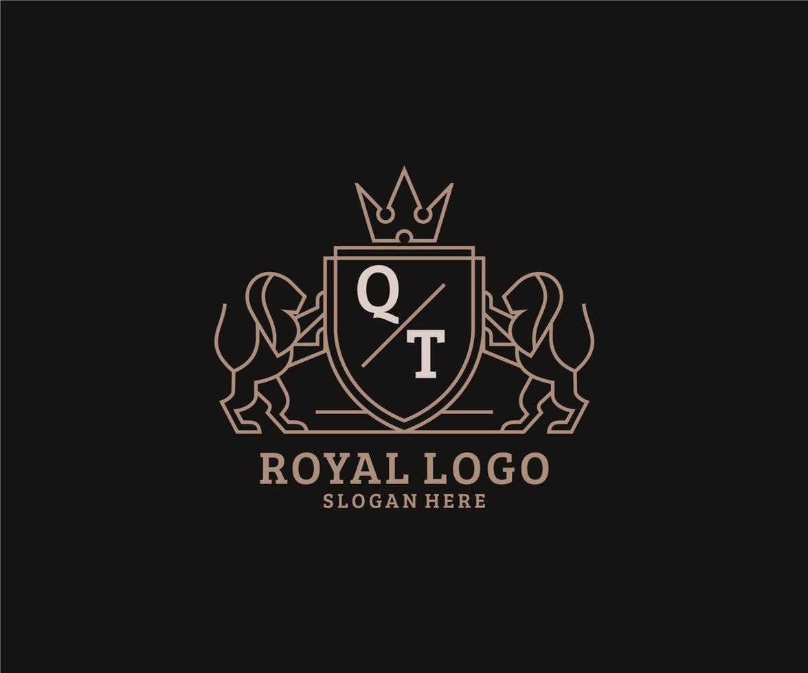 modèle initial de logo qt lettre lion royal luxe dans l'art vectoriel pour le restaurant, la royauté, la boutique, le café, l'hôtel, l'héraldique, les bijoux, la mode et d'autres illustrations vectorielles.