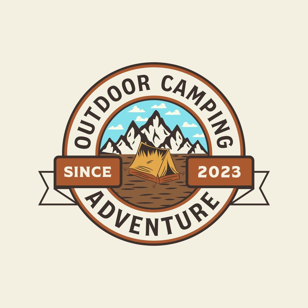 Extérieur camping rétro ancien badge logo. heure d'été ancien T-shirt conception. camping illustration logo vecteur
