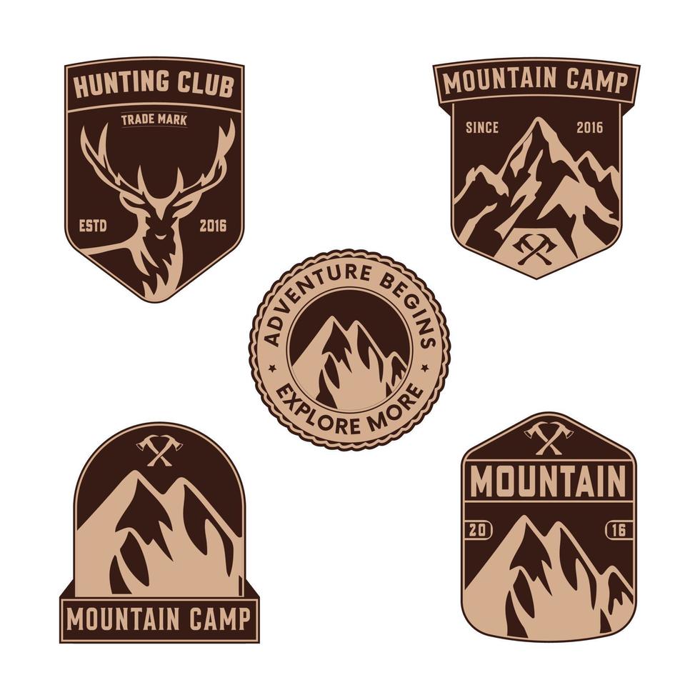 ensemble de Extérieur aventure badges et chasse logo emblèmes. ensemble de Montagne expédition insignes. vecteur. le concept pour le chasse club chemise ou logo, imprimer, timbre, ou tee. vecteur