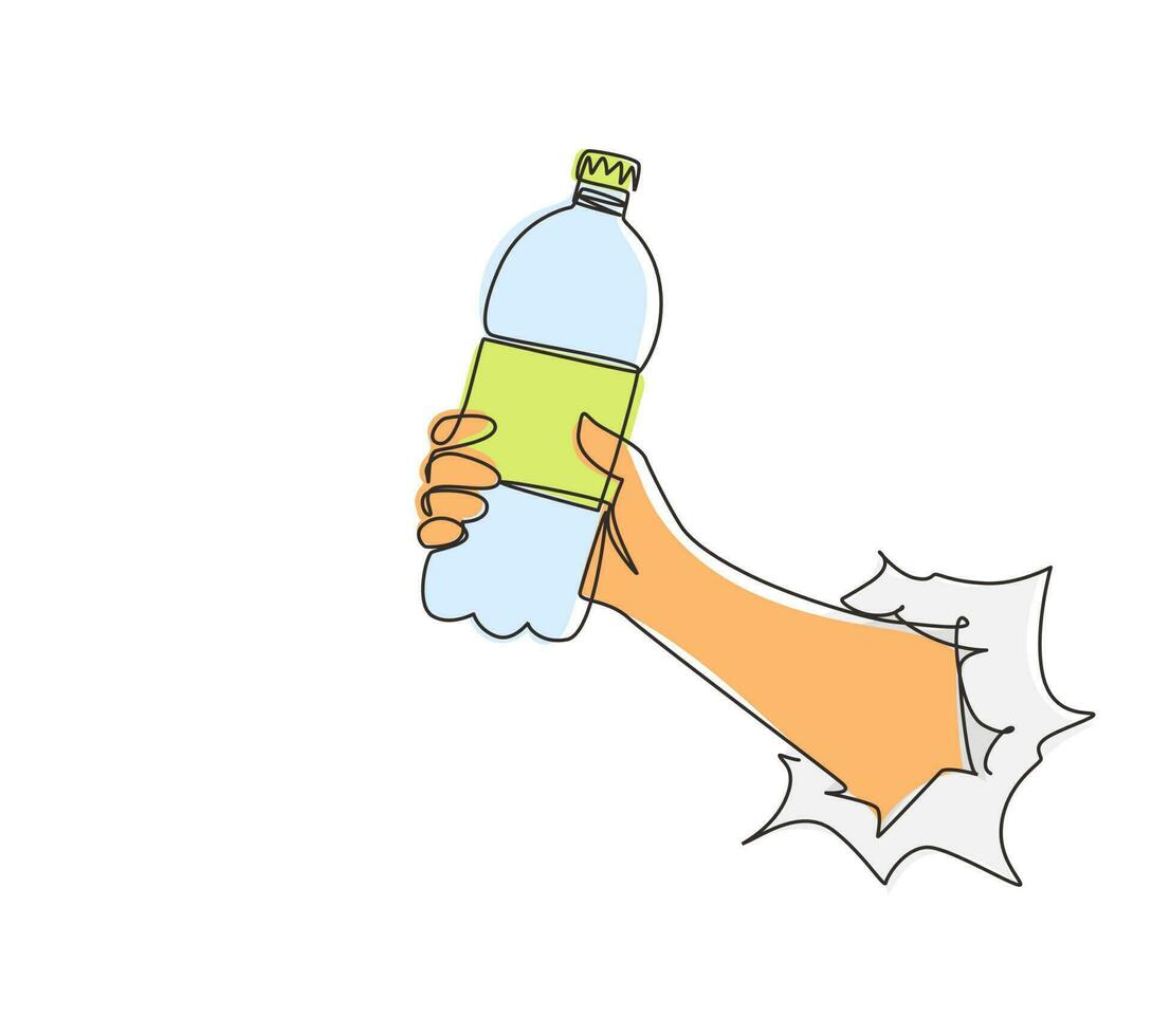 une seule ligne dessinant une main tenant une bouteille en plastique d'eau potable pure rafraîchissante, éclaboussant à travers du papier blanc déchiré. concept affamé et assoiffé pour une bonne santé. vecteur de conception de dessin en ligne continue