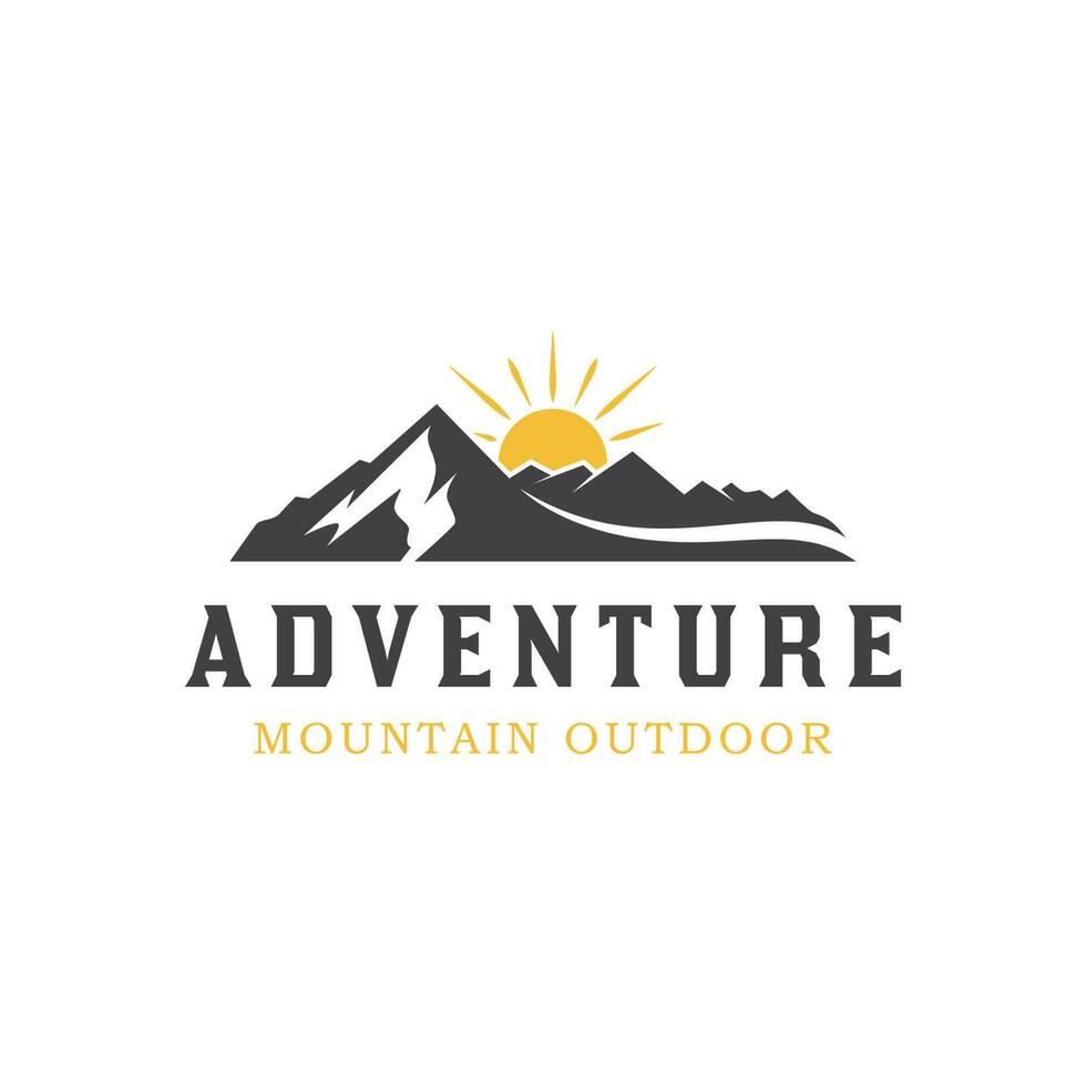 Montagne paysage ancien logo avec rochers à lever du soleil, mer et Soleil pour branché aventure en voyageant logo pouvez être utilisé Piste motard traverser vecteur