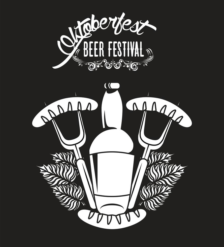 affiche du festival de célébration oktoberfest avec bouteille de bière et saucisses dans des fourchettes vecteur