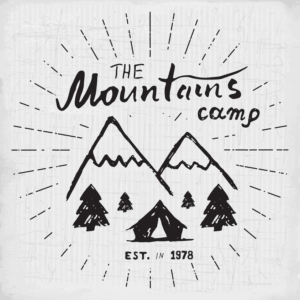 Montagnes dessinés à la main emblème de croquis camping en plein air et randonnée activité sports extrêmes aventure en plein air symbole illustration vectorielle sur fond grunge vecteur