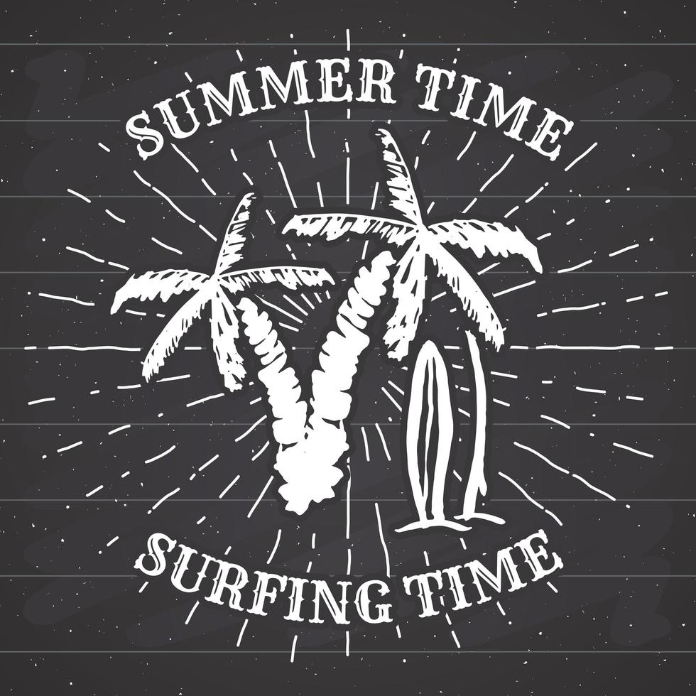 Étiquette vintage grunge texturé dessiné à la main, insigne rétro ou conception de typographie t-shirt avec palmier et planches de surf vector illustration sur tableau noir