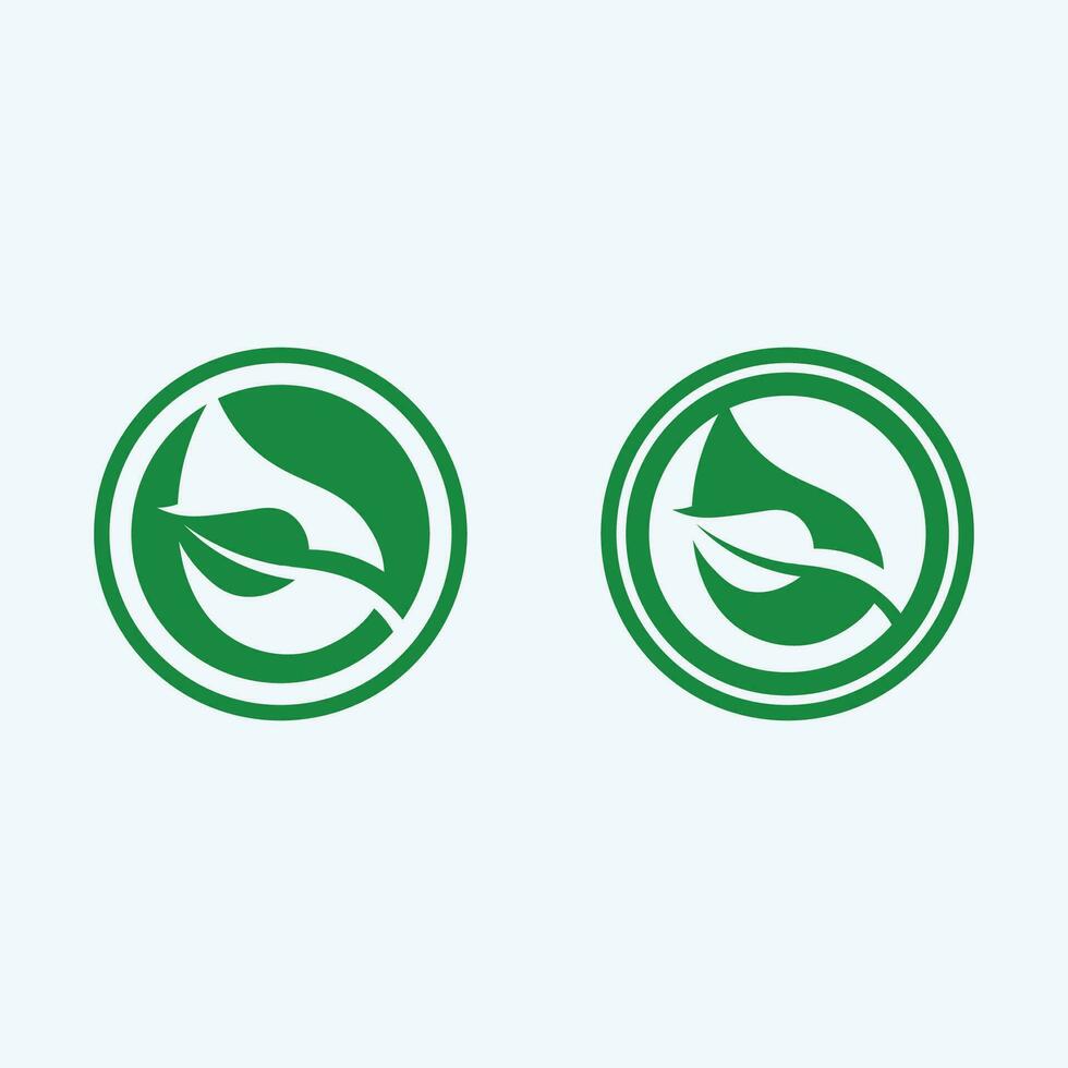 logo vectoriel eco energy avec symbole de feuille. couleur verte avec graphique flash ou tonnerre. nature et électricité renouvelable. ce logo convient à la technologie, au recyclage, au bio.