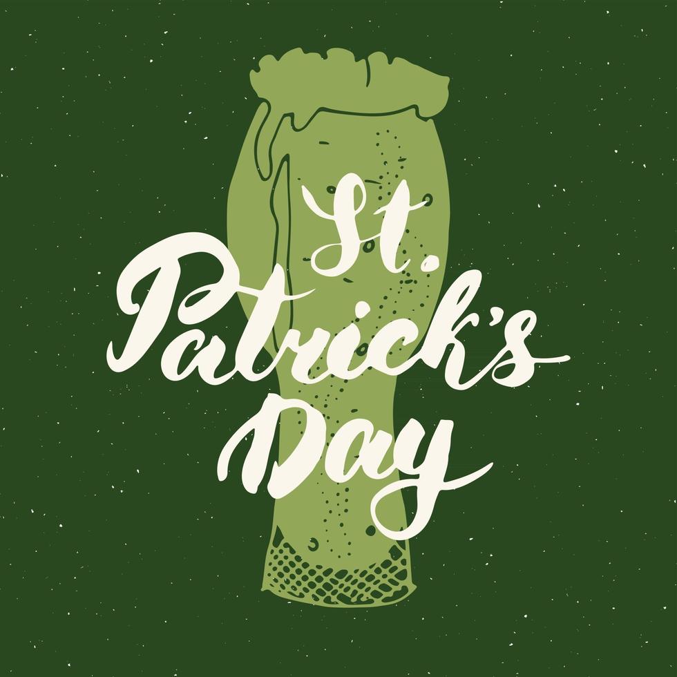 Joyeux jour de la saint patrick carte de voeux vintage lettrage à la main sur la silhouette de la coupe de bière, illustration vectorielle de vacances irlandaises grunge texturé design rétro vecteur