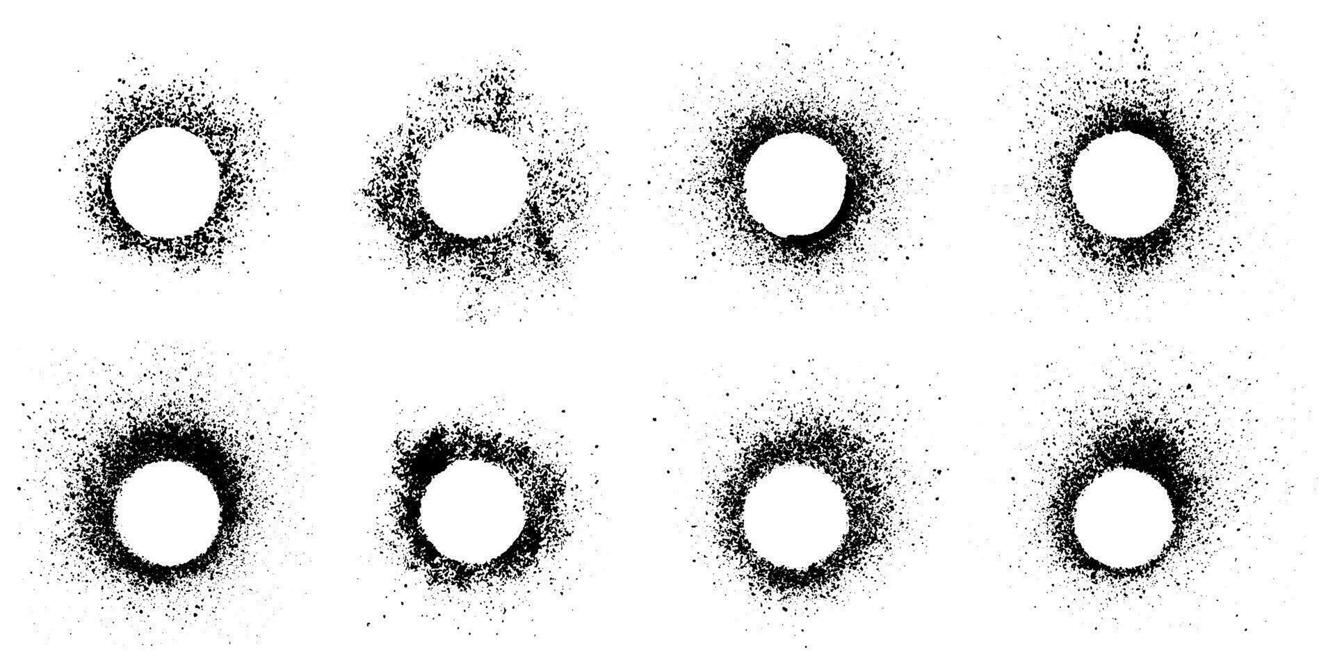 peindre vaporisateur cercle éclabousser et encre tache ensemble. désordonné coup de pinceau, rond frontière avec une demi-teinte effet et rugueux texture. grunge Cadre collection. abstrait conception élément. isolé vecteur illustration.