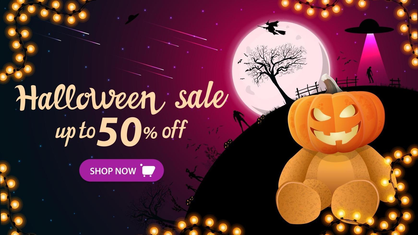 vente d'halloween, jusqu'à 50 de réduction, bannière web horizontale à prix réduit avec ours en peluche avec tête de citrouille jack. pleine lune avec ciel étoilé et silhouette de la planète la nuit d'halloween vecteur