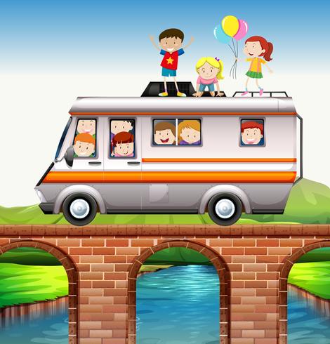 Enfants sur un camping-car sur le pont vecteur