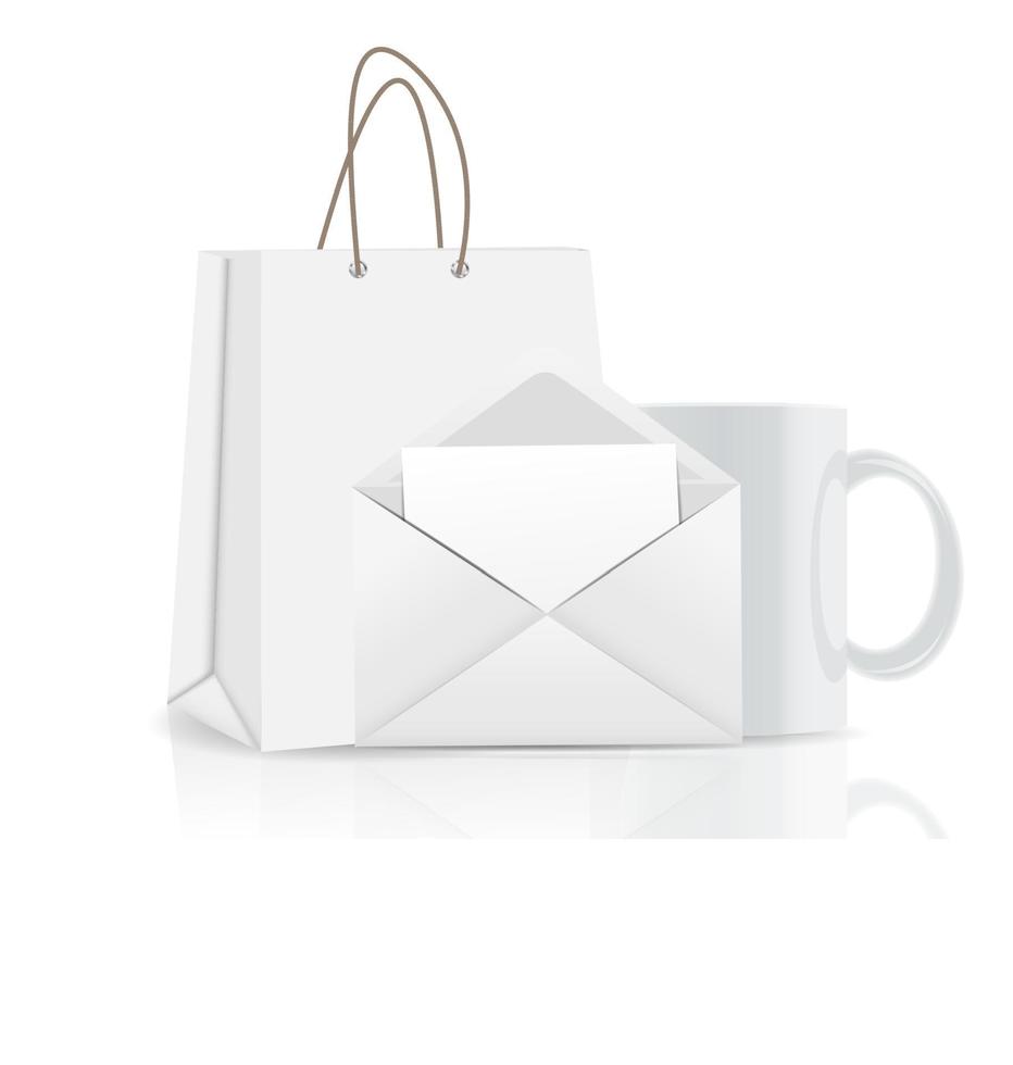 sac à provisions, enveloppe et tasse vides pour la publicité et l'image de marque vecteur