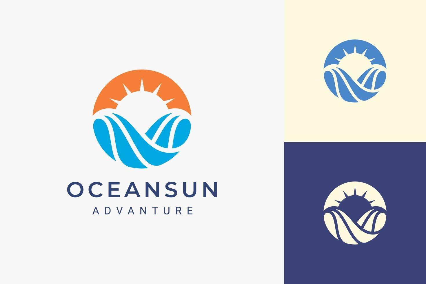 logo de l'océan ou de la plage avec une forme simple de soleil et d'océan vecteur