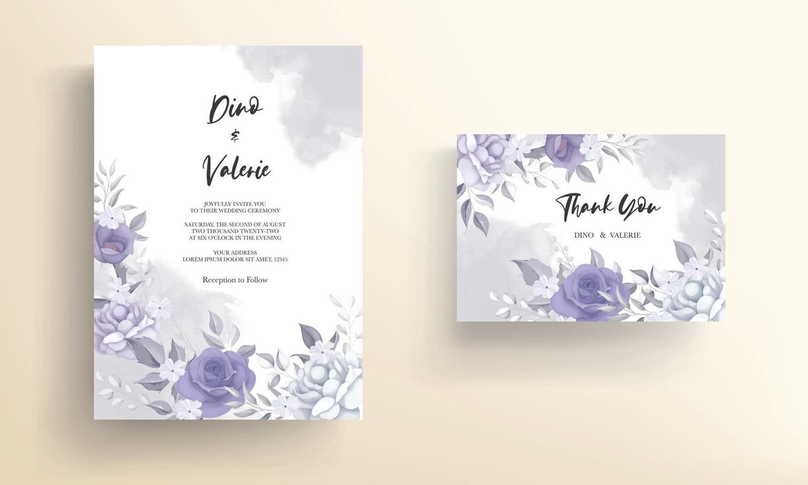 belle carte d'invitation de mariage avec décoration de fleurs violettes vecteur