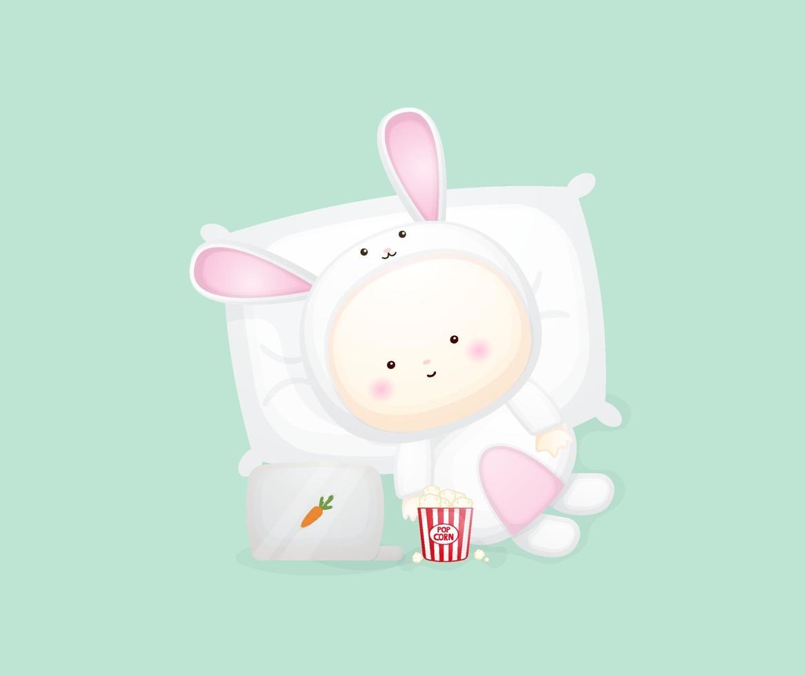 bébé mignon en costume de lapin couché et regardant un film. vecteur