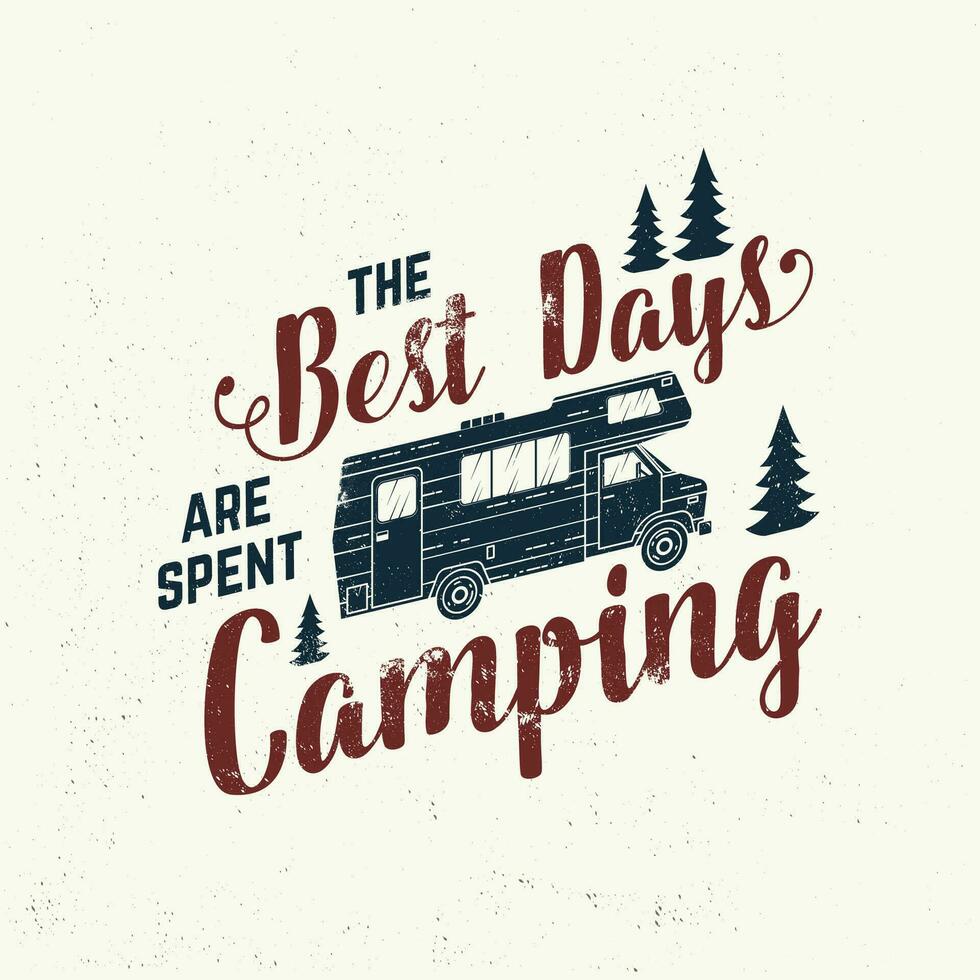 le meilleur journées sont dépensé camping. vecteur . concept pour chemise, logo, imprimer, timbre ou tee. ancien typographie conception avec camping bande annonce et forêt silhouette. Extérieur aventure citation