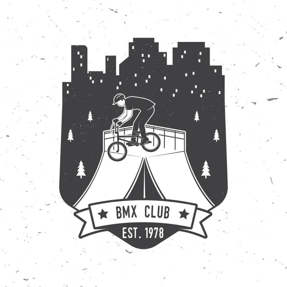 bmx extrême sport club badge. vecteur. concept pour chemise, logo, imprimer, timbre, tee avec homme balade sur une sport vélo. ancien typographie conception avec bmx cycliste et nuit ville silhouette. vecteur