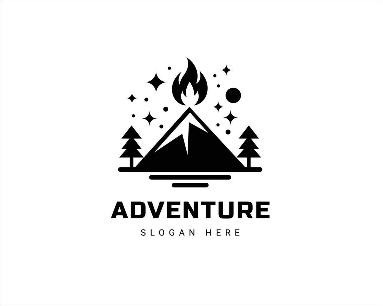 Extérieur aventure logo. montagne, Feu silhouette badge. camping et randonnée logo conception vecteur