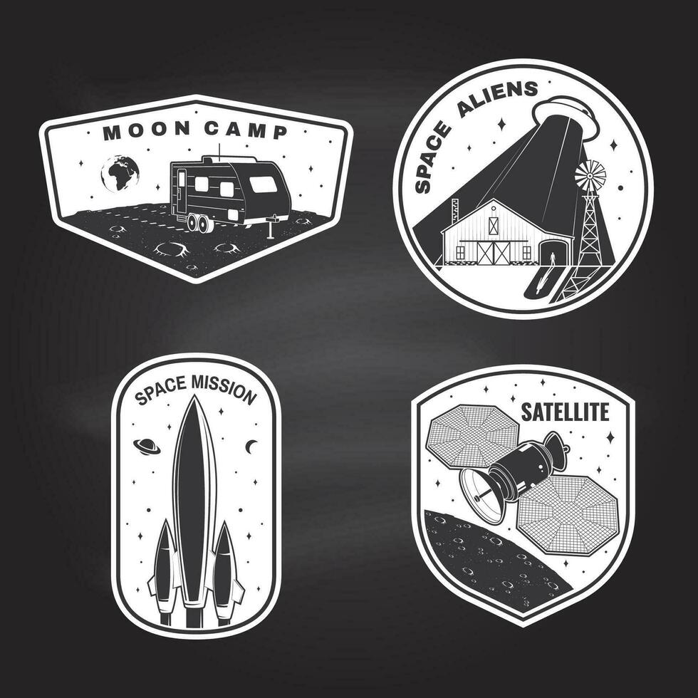 ensemble de espace mission logo, badge, correctif. vecteur. concept pour chemise, imprimer, timbre. ancien typographie conception avec espace fusée, extraterrestre, Mars ville, campeur van sur le lune et Terre silhouette vecteur