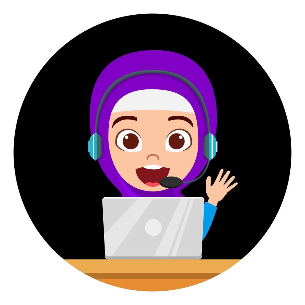 heureux mignon belle enfant arabe musulman personnage avatar portant une tenue d'affaires musulmane hijab et microphone avec une expression faciale joyeuse assis sur un bureau avec un centre d'appels pour ordinateur portable vecteur