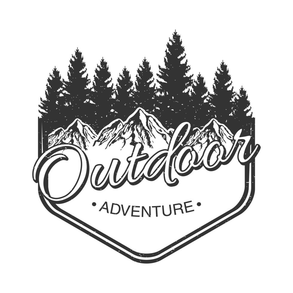 emblème de lettrage d'aventure en plein air avec forêt de pins et montagnes vecteur