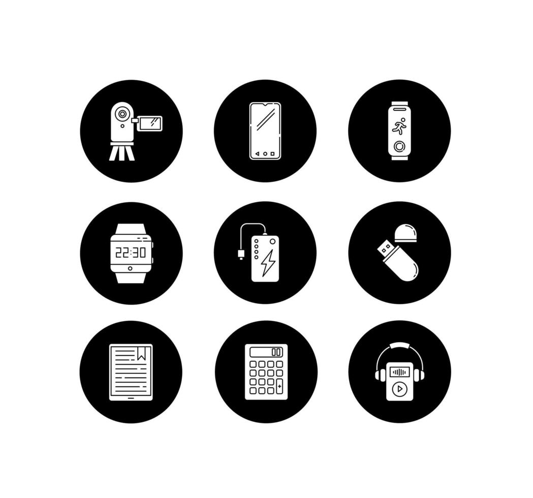 Ensemble d'icônes de glyphe d'appareils mobiles. gadgets électroniques de poche. powerbank, smartphone, caméra vidéo. lecteur flash, calculatrice. outils numériques compacts. illustrations vectorielles de silhouettes blanches dans des cercles noirs vecteur