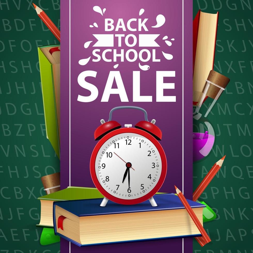 vente de retour à l'école, bannière web verte avec livres scolaires et réveil vecteur