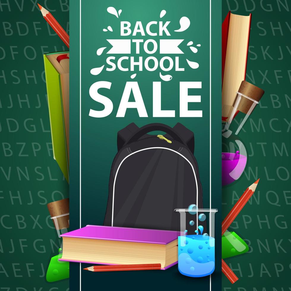vente de retour à l'école, bannière web verte avec sac à dos scolaire, un livre et un flacon chimique vecteur