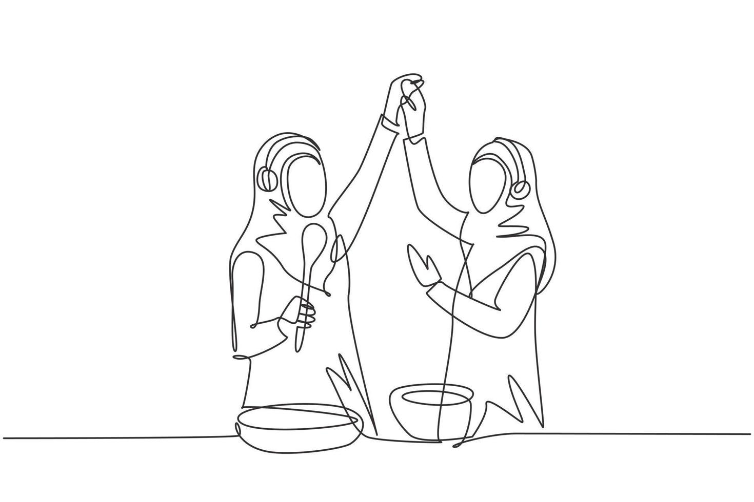 une ligne continue dessinant deux femmes arabes souriant et dansant avec une poêle à frire et une spatule à la main tout en cuisinant ensemble dans la cuisine à la maison. illustration graphique de vecteur de conception de dessin à une seule ligne