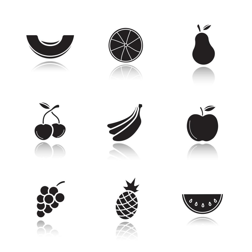 Ensemble d'icônes noires d'ombre portée de fruits. tranche de melon, orange, poire, deux cerises, fagot de bananes, grappe de raisin, pomme, ananas, pastèque. illustrations vectorielles isolées vecteur