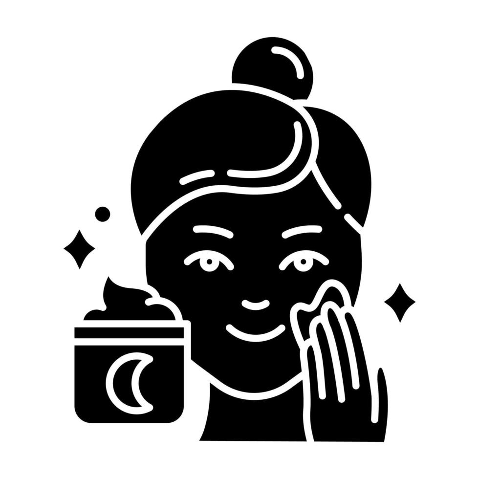 appliquer l'icône de glyphe de crème de nuit. procédure de soins de la peau. produit de soin du visage. crème de nuit pour la routine beauté. cosmétiques, maquillage. symbole de silhouette. espace négatif. illustration vectorielle isolée vecteur