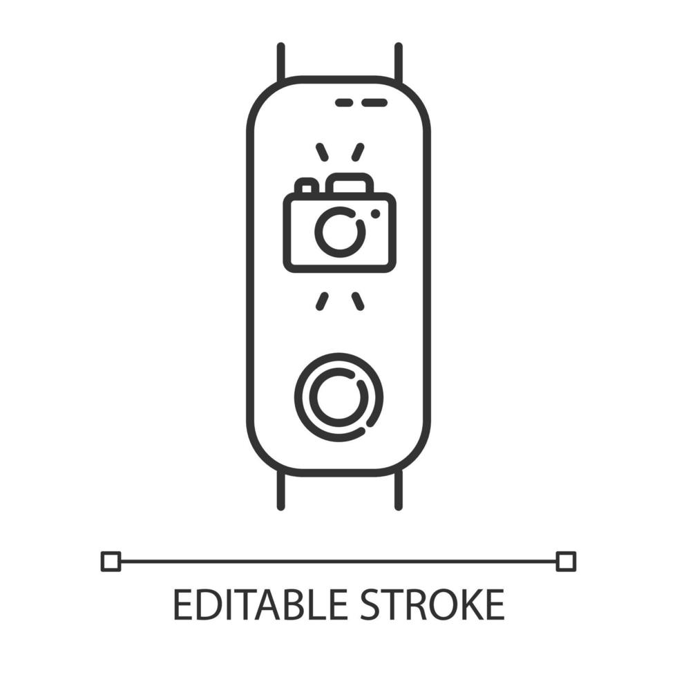 tracker de fitness avec caméra sur l'icône linéaire d'affichage. gadget bien-être avec option photo instantanée. contrôle de la caméra à distance. illustration de la ligne mince. dessin de contour isolé de vecteur. trait modifiable vecteur