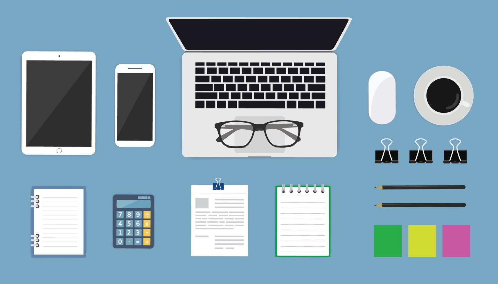 table de bureau à plat, vue de dessus. espace de travail avec cahier vierge, smartphone, tablette, ordinateur portable, stylo, clip noir et tasse à café sur fond bleu. vecteur