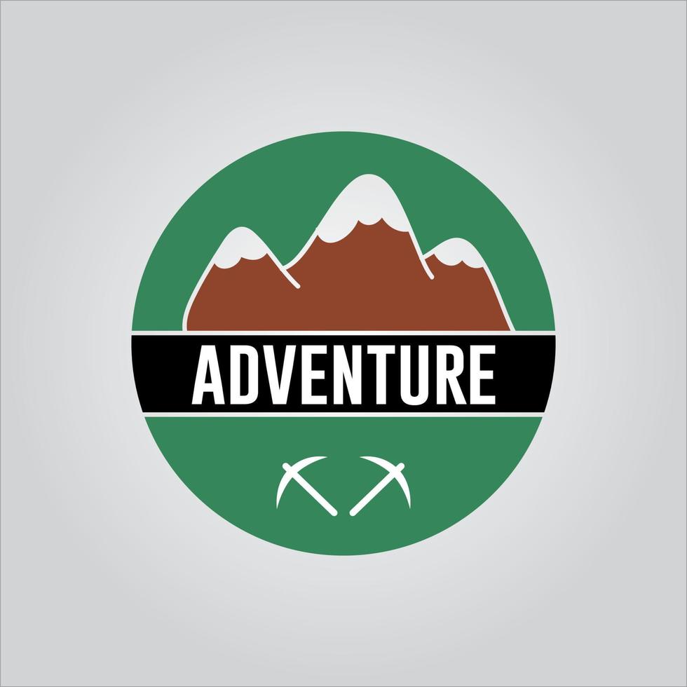 logo d'aventure de la vie sauvage dans la forêt et les montagnes vecteur