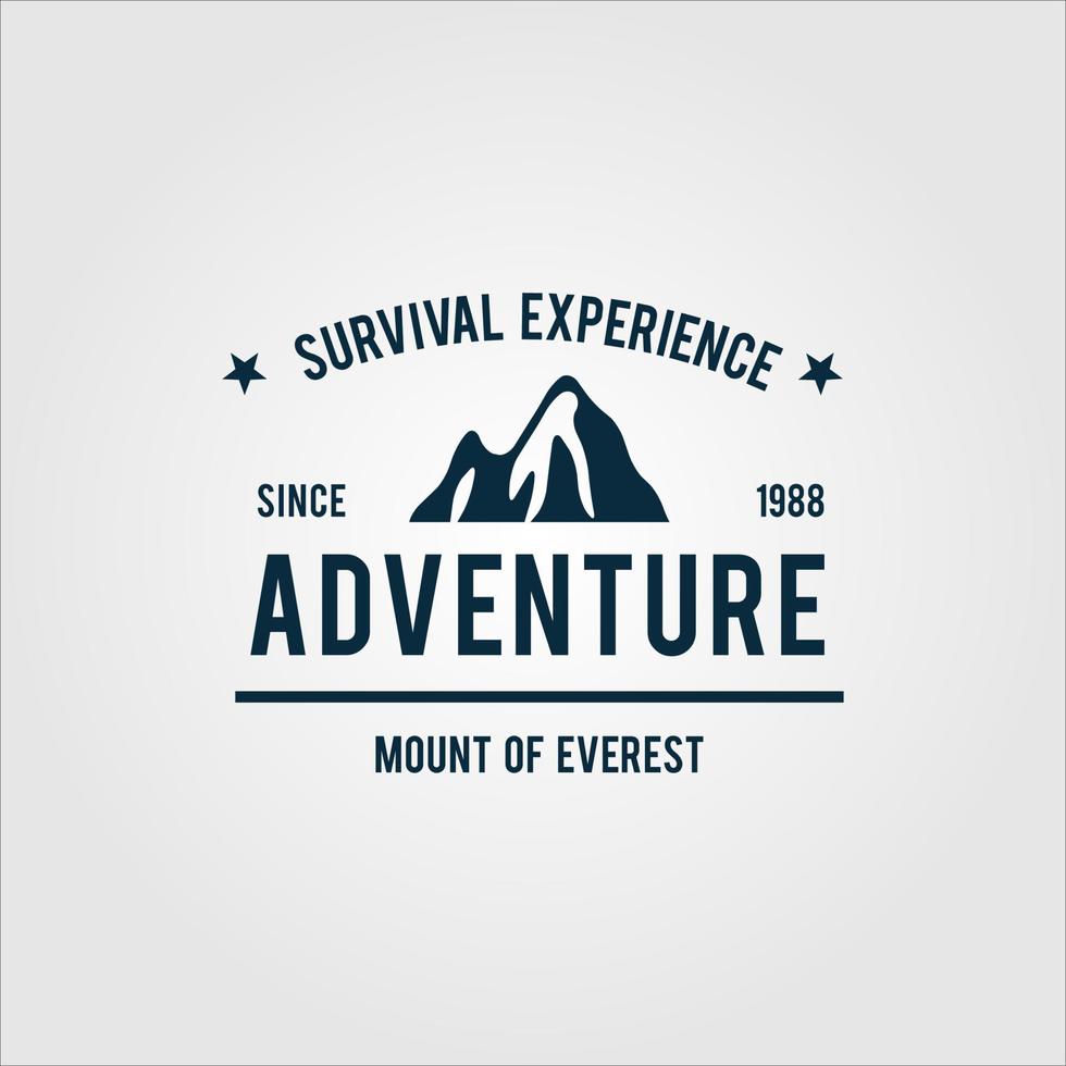 logo d'aventure vectorielle. expérience de survie en plein air, en montagne et à l'état sauvage vecteur