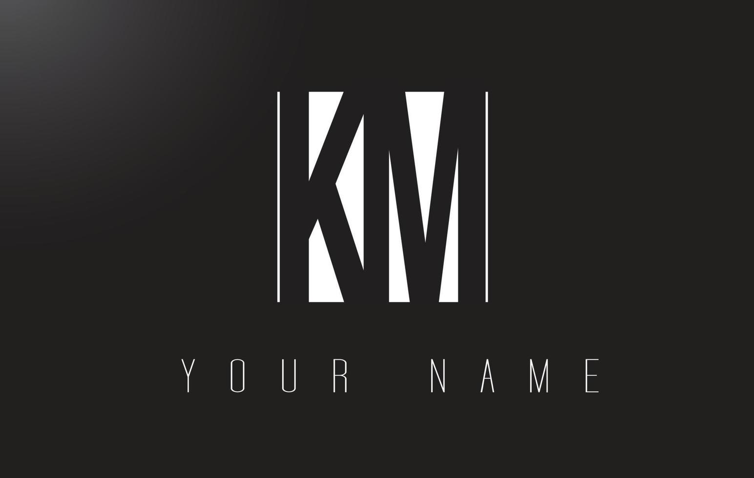 logo de lettre km avec un design d'espace négatif en noir et blanc. vecteur